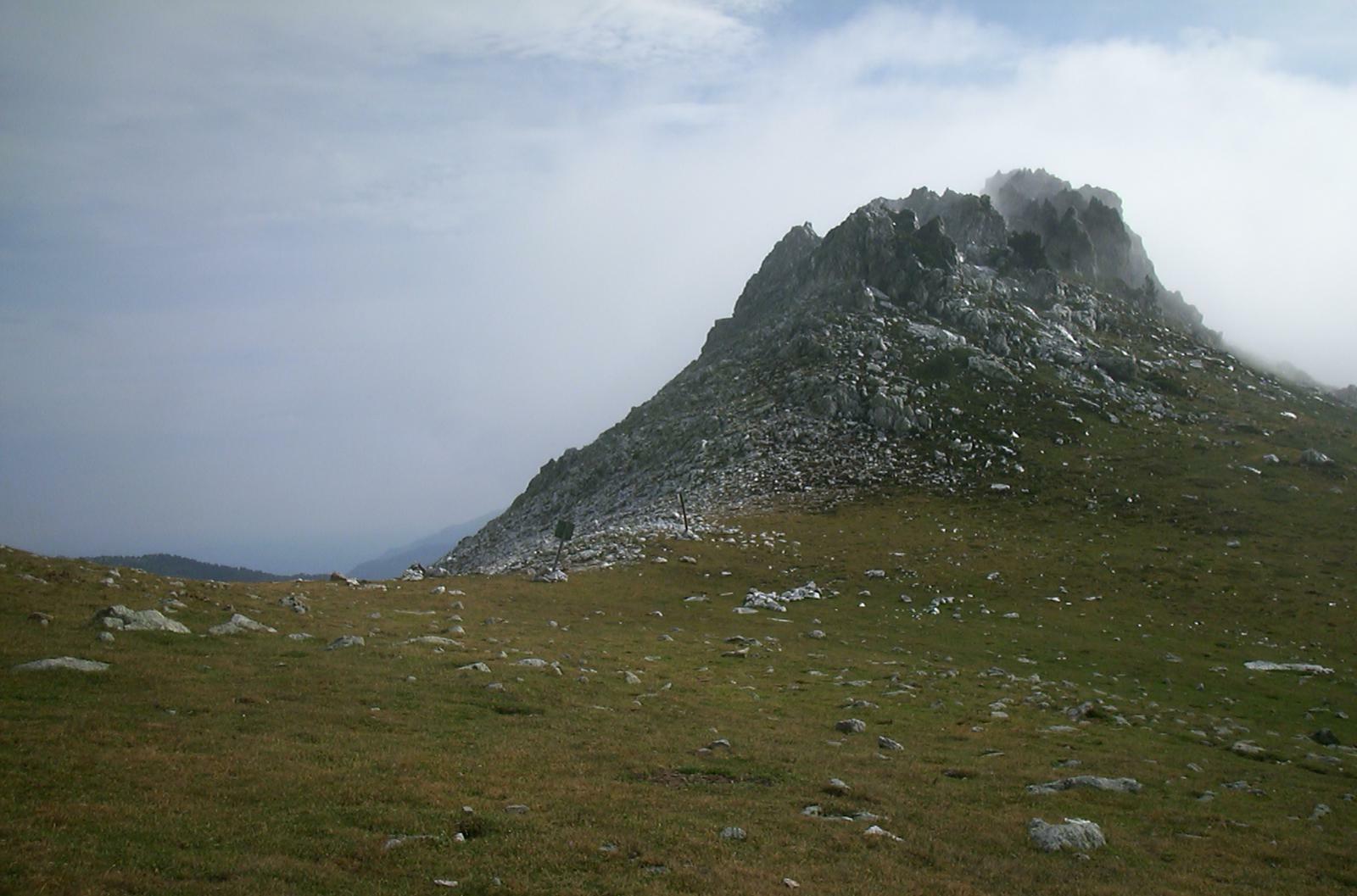 Bergzacken tauchen aus dem Nebel auf