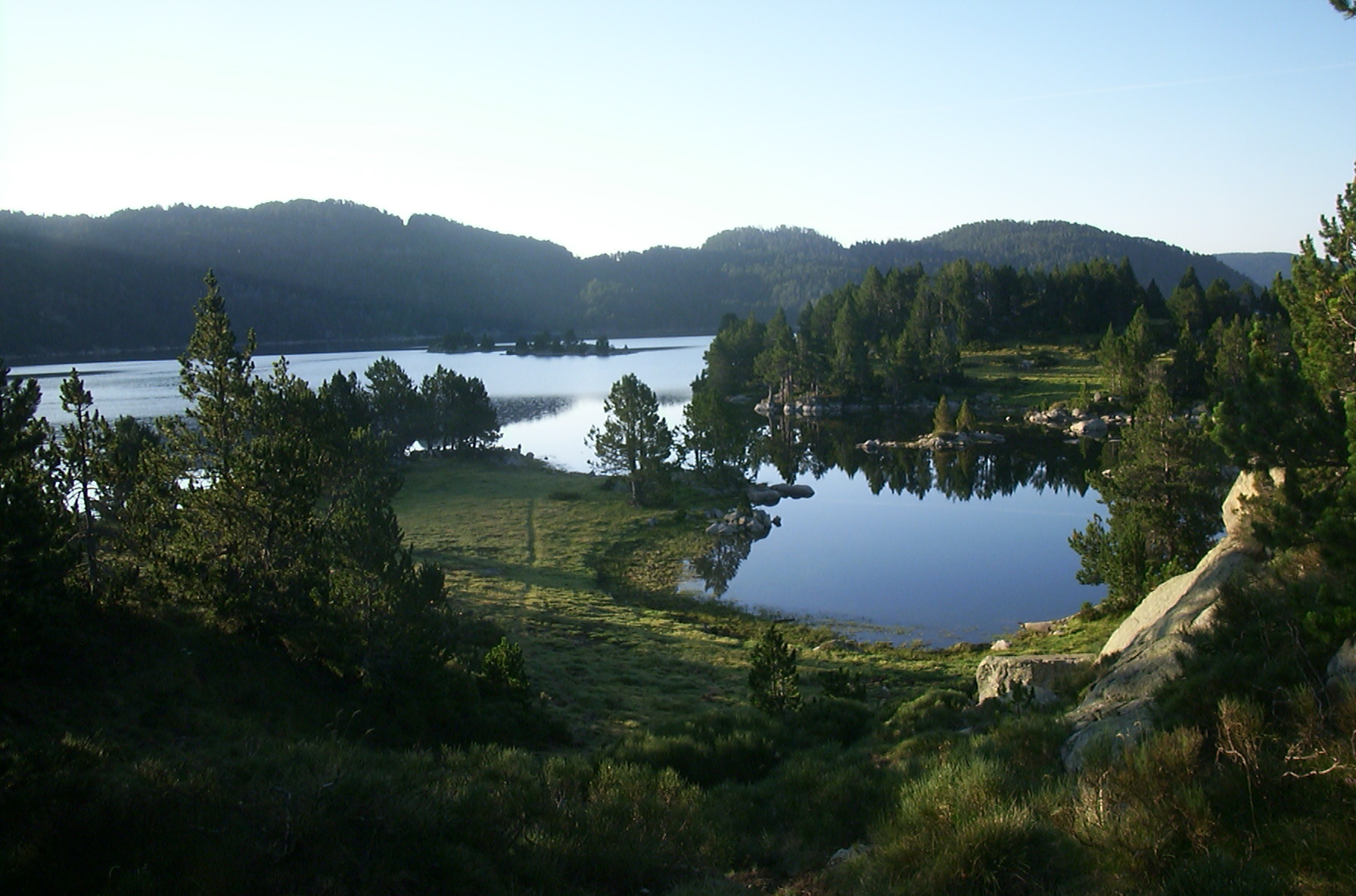 Der Lac des Bouillouses in der Morgensonne