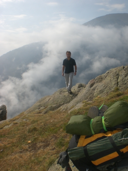 Rucksack vor Bergkulisse