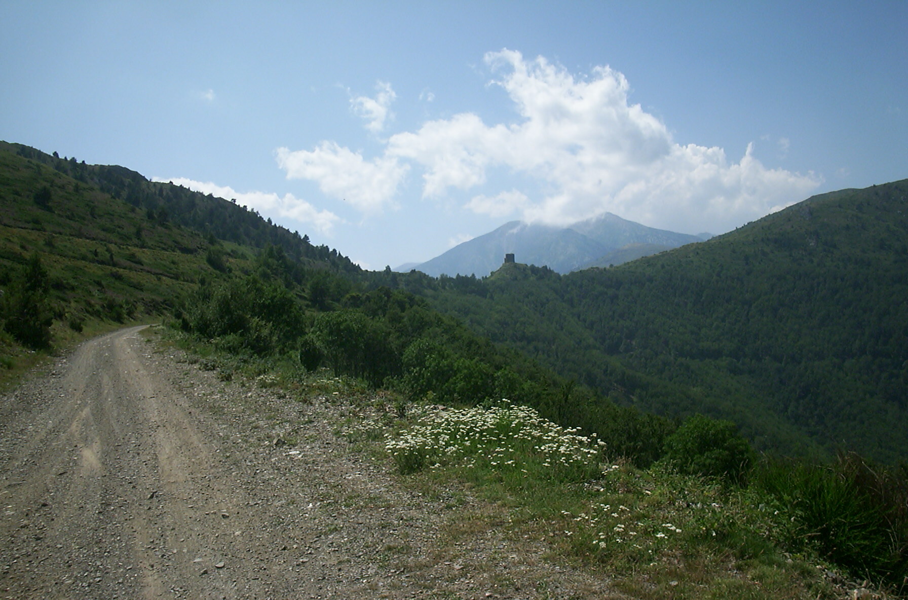 Blick hinauf zum Tour de Baterre