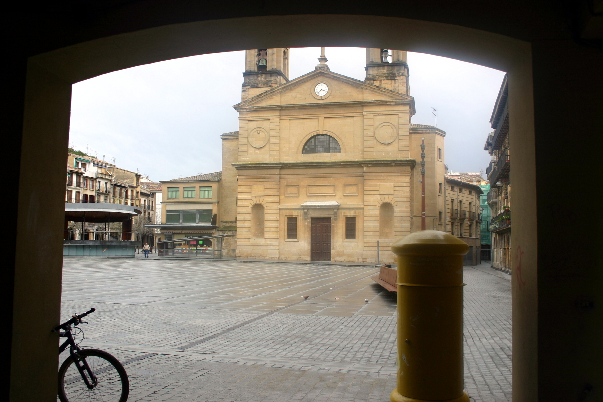 Blick aus einer Bar in Estella auf den nassen Dorfplatz