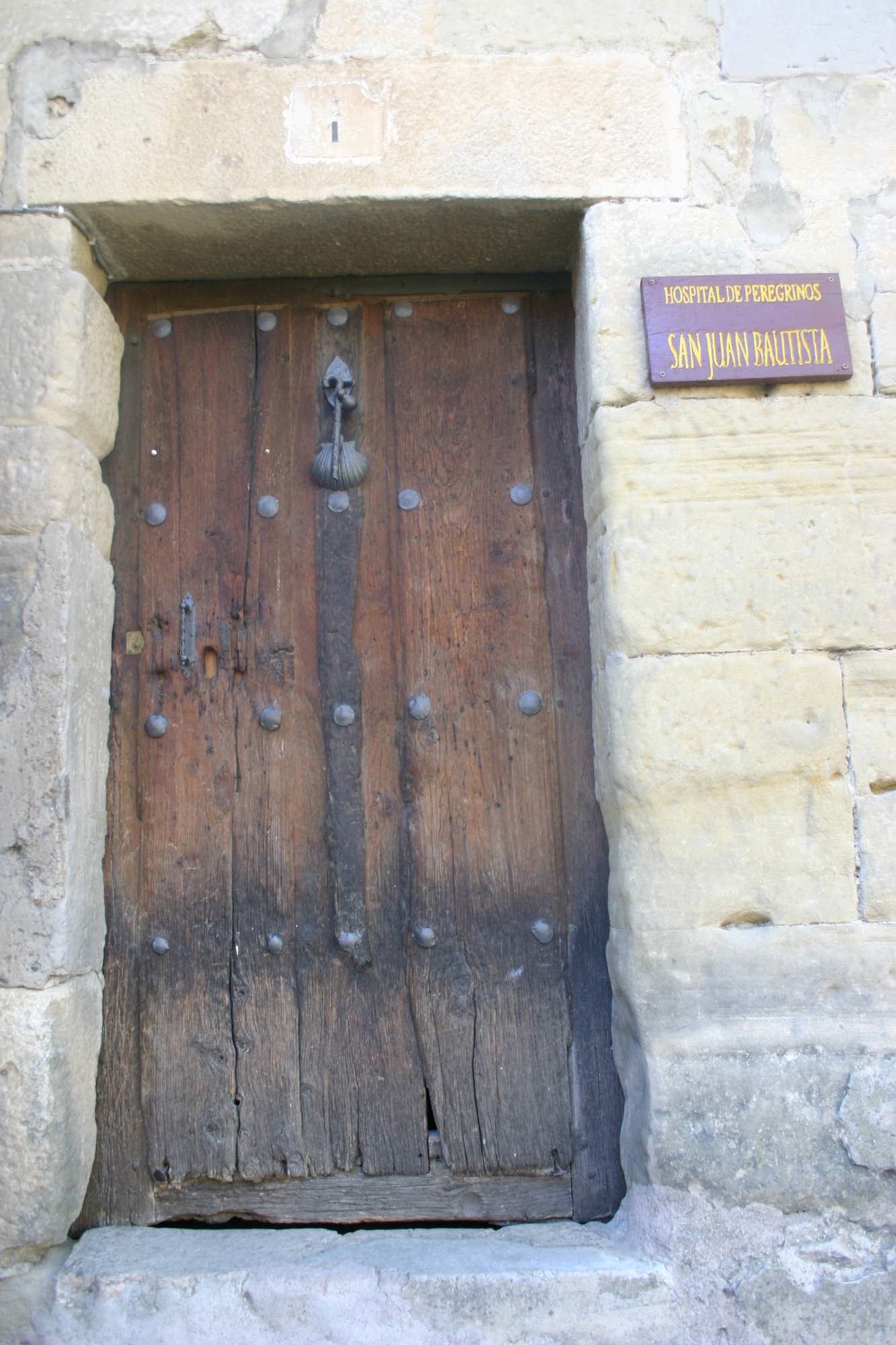 Kirche San Juan Bautista mit Herberge im Dachstuhl