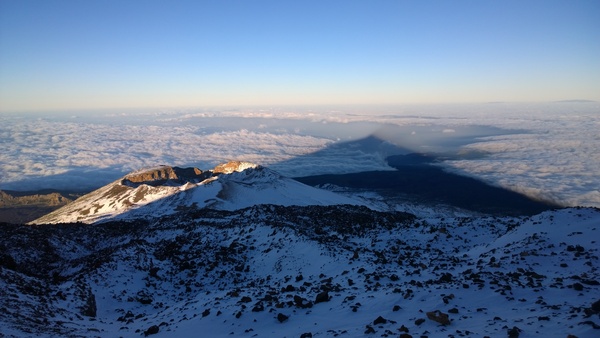 Schatten des Teide neben dem alten Krater