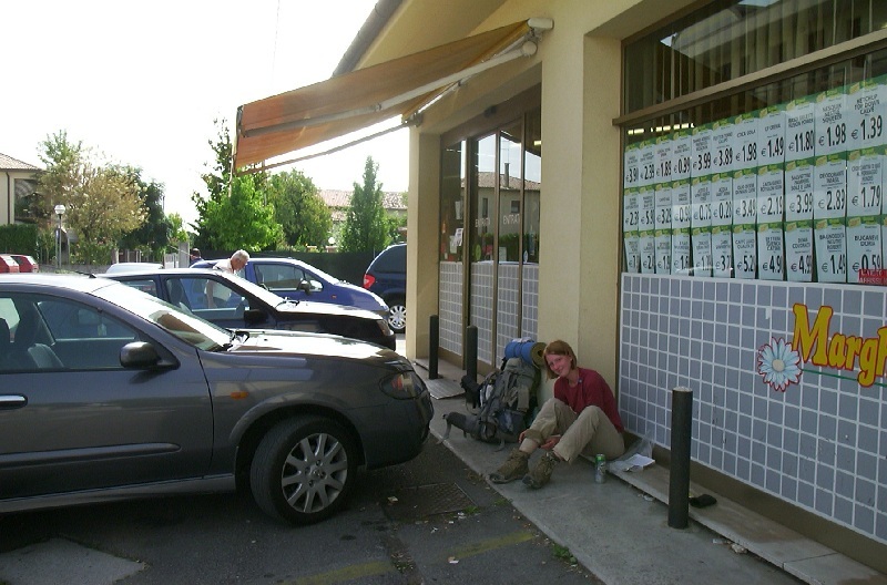 Lange Pause vor dem Supermarkt von Lovadina