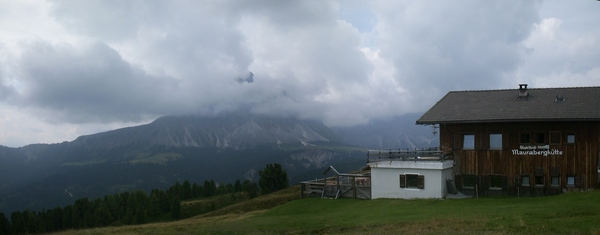 Die Maurerberghtte vor dem Peitlerkofel