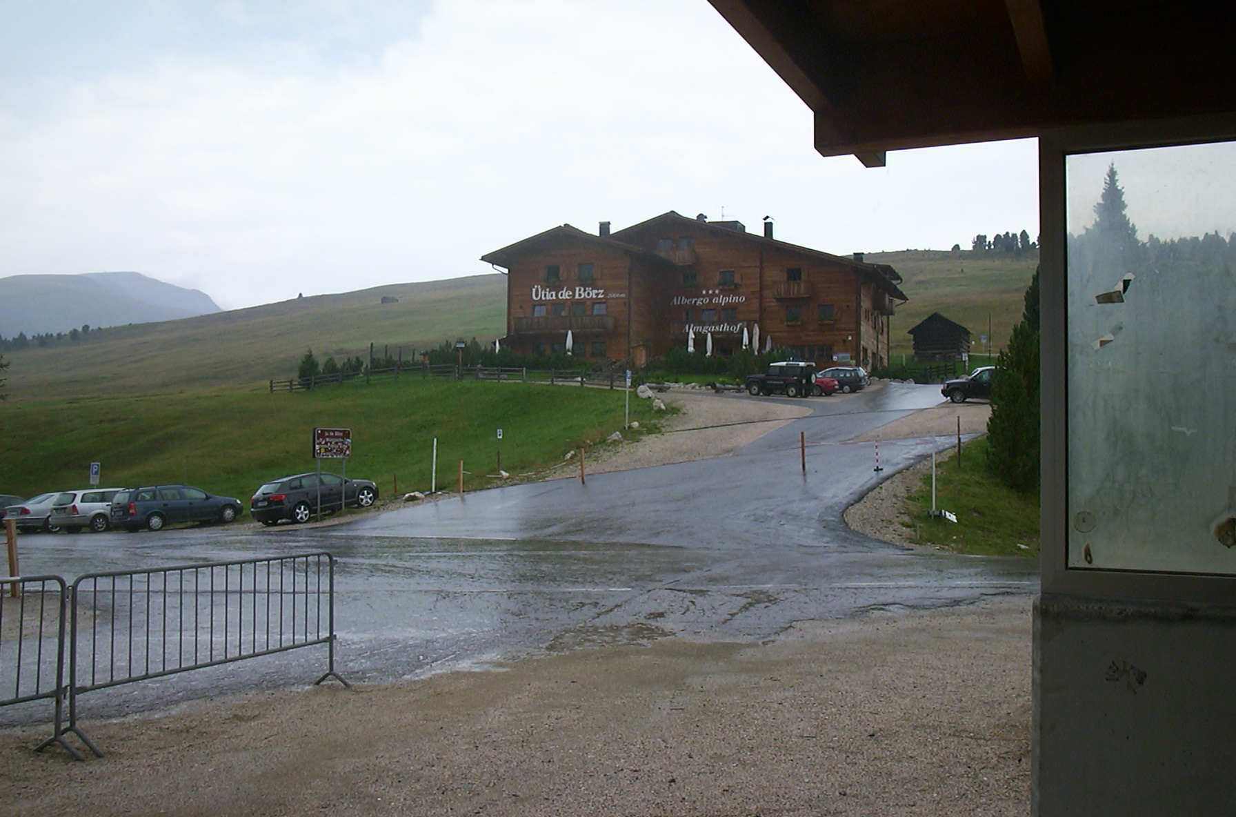 Das Wrzjoch im Regen von einer Bushaltestelle aus