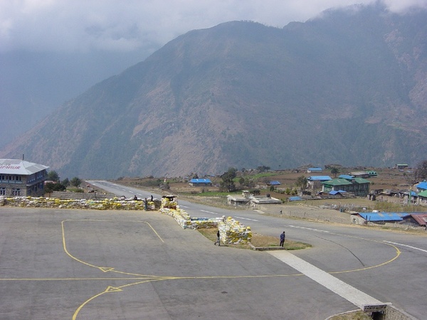 Die Aufwrtsgeneigte Landebahn in Lukla