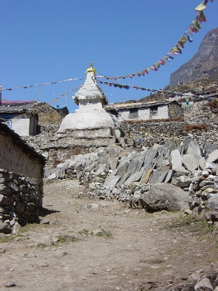 Hauptstrae von Thamo mit Stupa