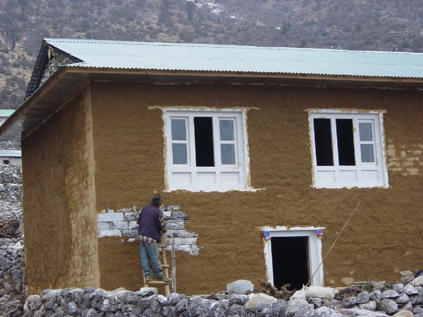 Ein Haus wird verputzt