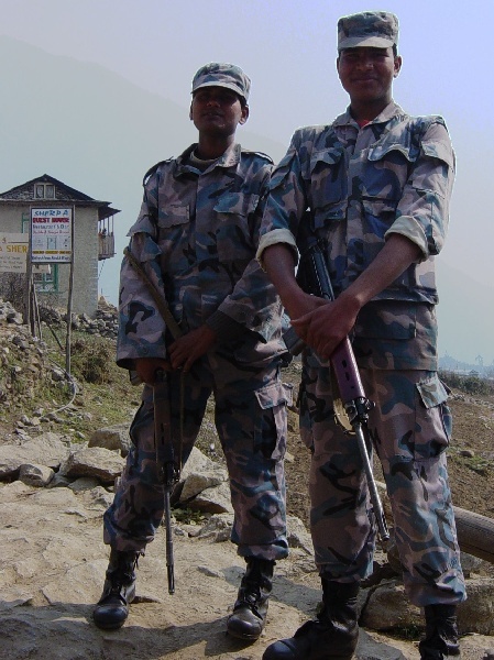 Zwei Soldaten bewachen mich und den Eingang nach Lukla